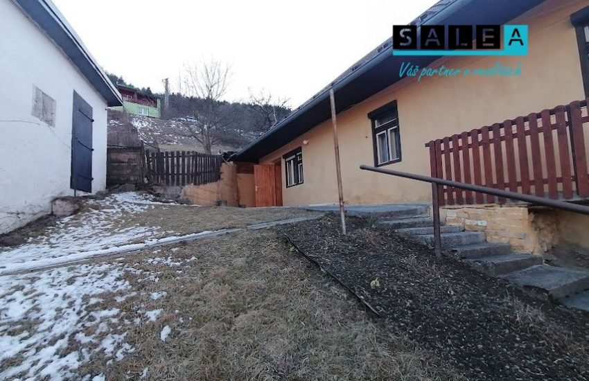 Vidiecký dom v pôvodnom stave v obci Žakarovce o celkovej rozlohe 961 m2