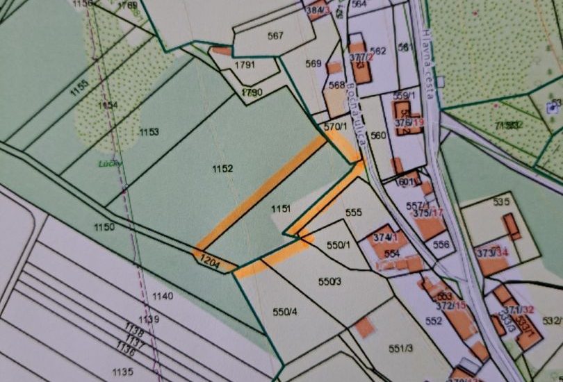 Pozemok na predaj o výmere 1240m2 na okraji obce( hranica intravilánu) v hornej časti  TRNAVÁ HORA