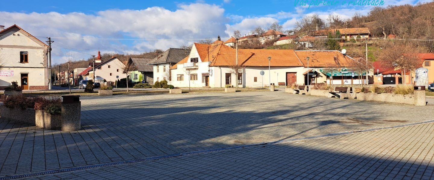 Rodiný dom vhodný aj na podnikanie a bývanie  na námestí v Hronskom Beňadiku  Pod Kláštorom o výmere 396m2 aj s dvorom.