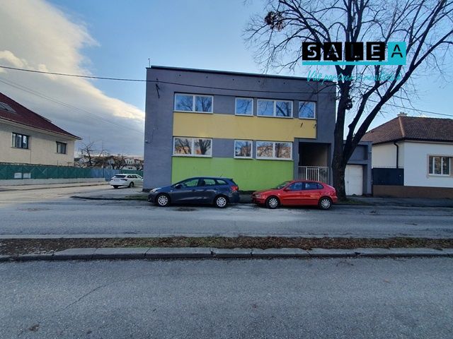REZERVOVANÉ Moderná polyfunkcia + 3ibyt + dvojgaráž v Piešťanoch