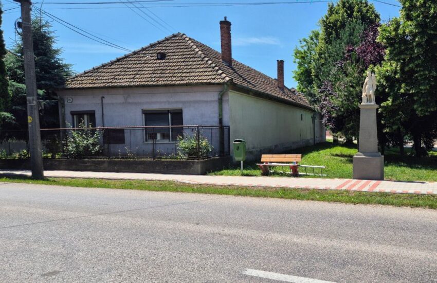 Výrazne znížená cena......Výborná investičná príležitosť..... Pozemok so starým domom v Trnovci nad Váhom