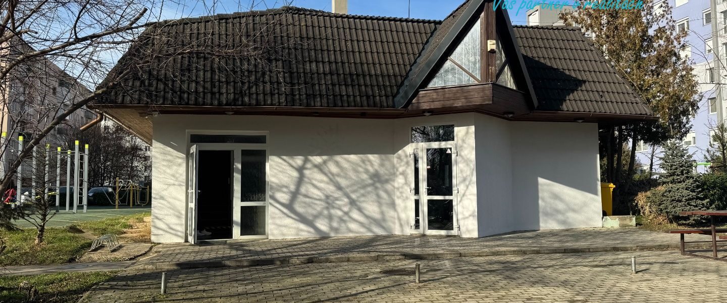 Na prenájom priestor na prevádzku alebo služby v Šaľa-Veča s bytom na poschodí