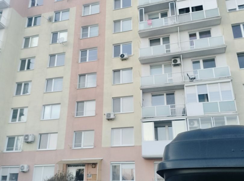 Znížená cena .Exkluzívne na predaj krásny slnečný 1 izbový byt v Šali na ulici V.Šrobára