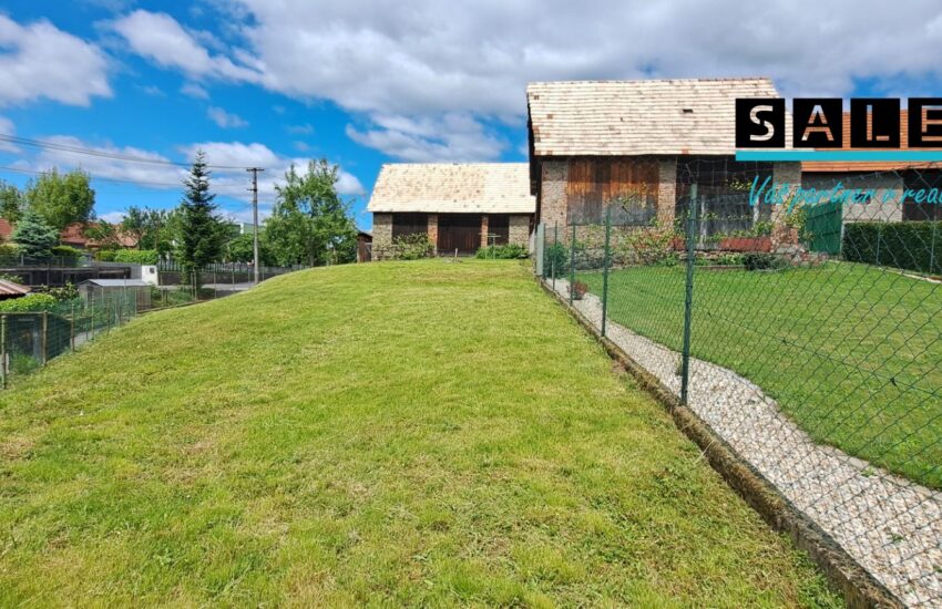 Záhrada o výmere 616m2 a stodola s garážou 105m2 vhodná na rodinný dom.
