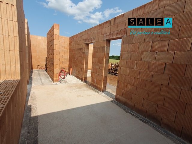 Posledný akciový byt VÝSTAVBA V REALIZÁCII Veľkopodlažný Byt (96m2) s výhodou domu 3+1 terasa (9m2) vlastné parkovanie UVÁDZACIE CENY Moderný dizajn